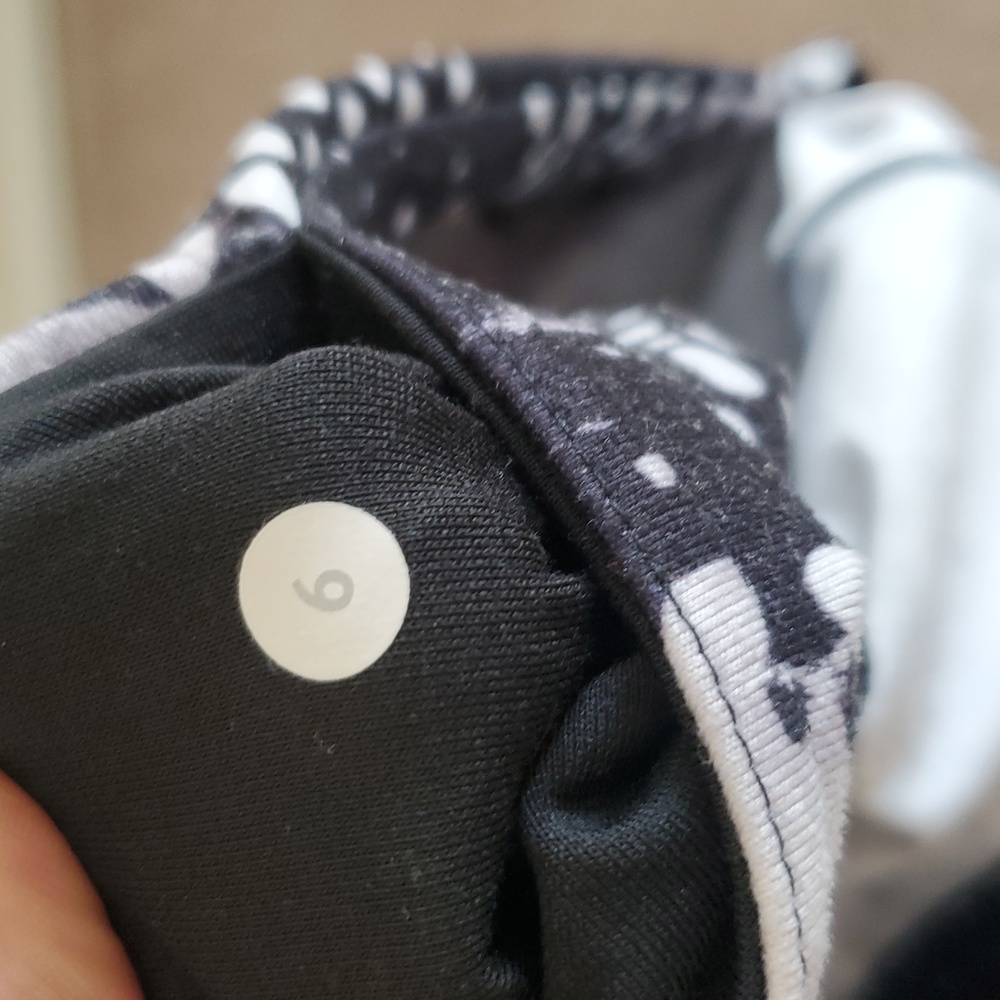 Lululemon Black and White Women's Leggings - Picture 5 of 5